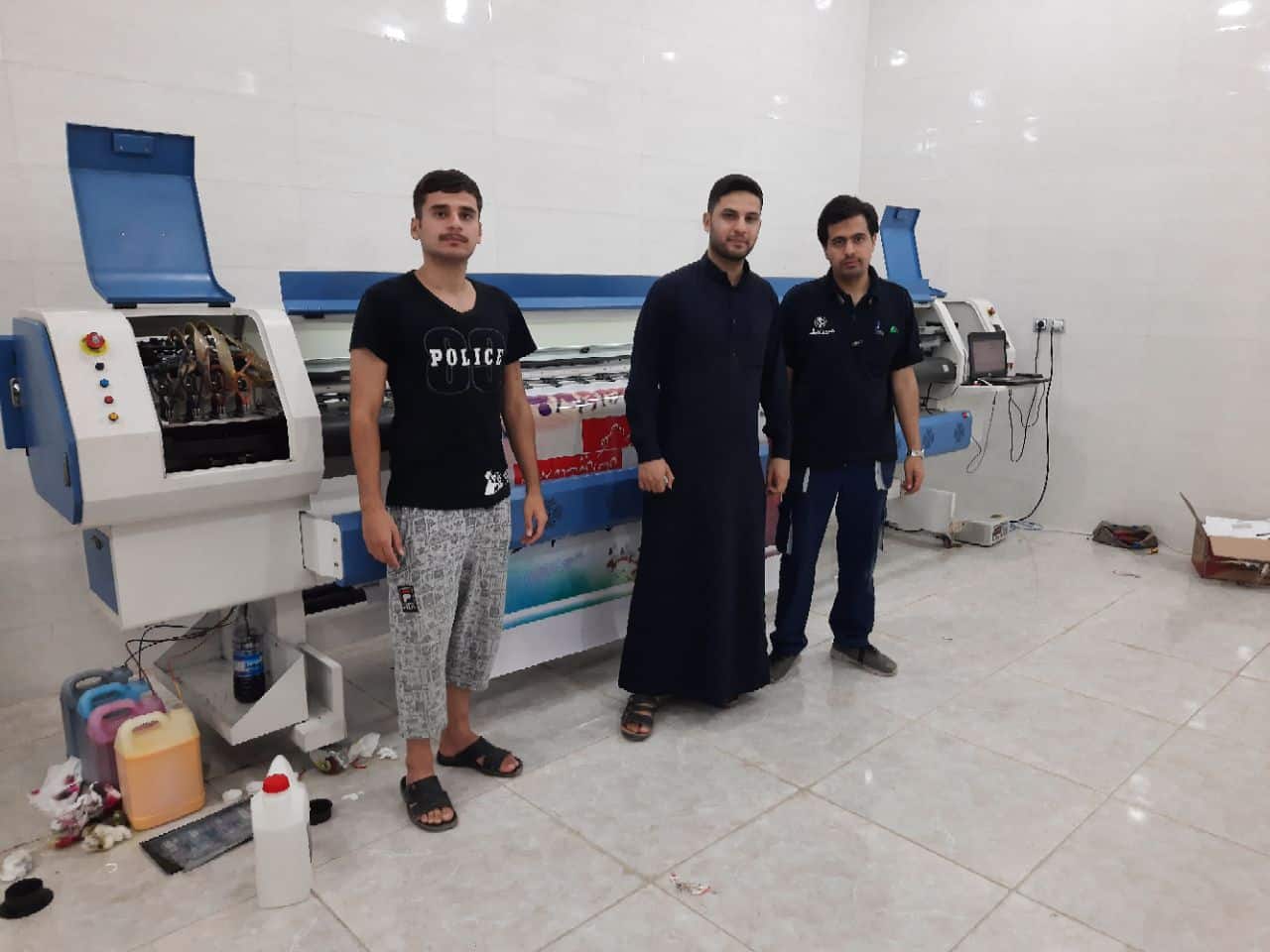 مشتریان خوزستانی مبین تک در کنار دستگاه چاپ بنر